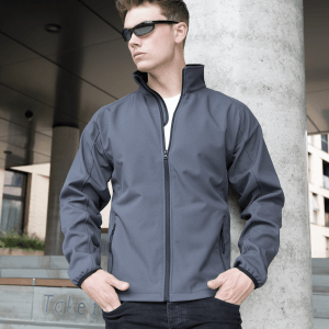 GIUBBINO SOFTSHELL grigia Giacca giacche giubbini giubbino ricamate ricamo logo stampate stampa personalizzate in softshell a due strati con interno in micropile, antivento e traspirante, zip intera con protezione per il mento, 2 tasche laterali con zip, polsini elasticizzati, offerta promozione
