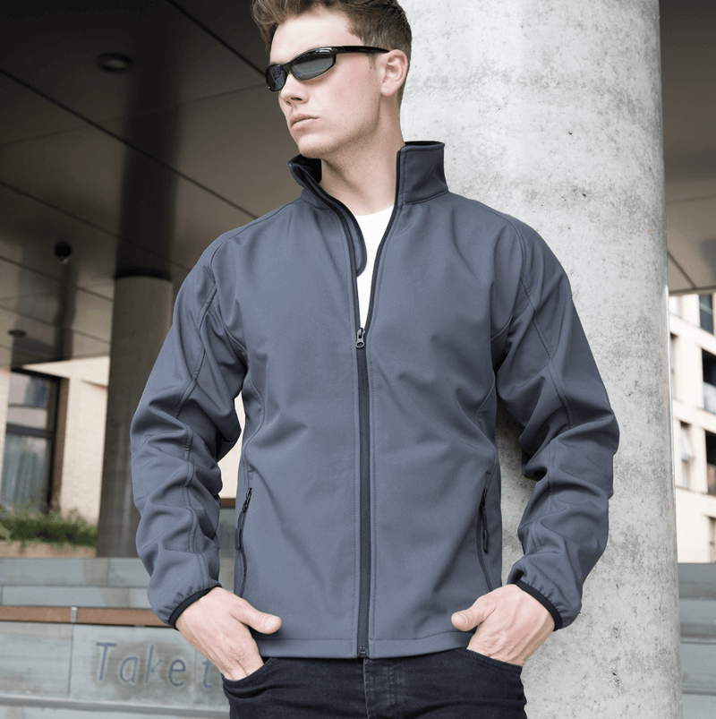 GIUBBINO SOFTSHELL grigia Giacca giacche giubbini giubbino ricamate ricamo logo stampate stampa personalizzate in softshell a due strati con interno in micropile, antivento e traspirante, zip intera con protezione per il mento, 2 tasche laterali con zip, polsini elasticizzati, offerta promozione