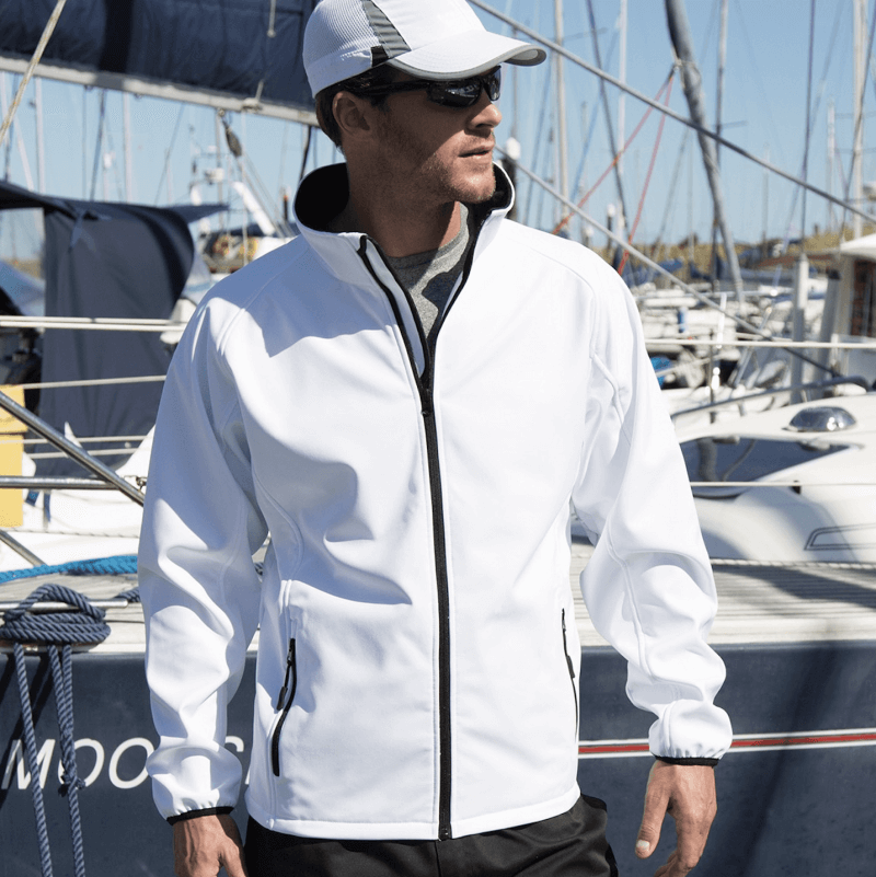 GIUBBINO SOFTSHELL bianca Giacca giacche giubbini giubbino ricamate ricamo logo stampate stampa personalizzate in softshell a due strati con interno in micropile, antivento e traspirante, zip intera con protezione per il mento, 2 tasche laterali con zip, polsini elasticizzati, offerta promozione