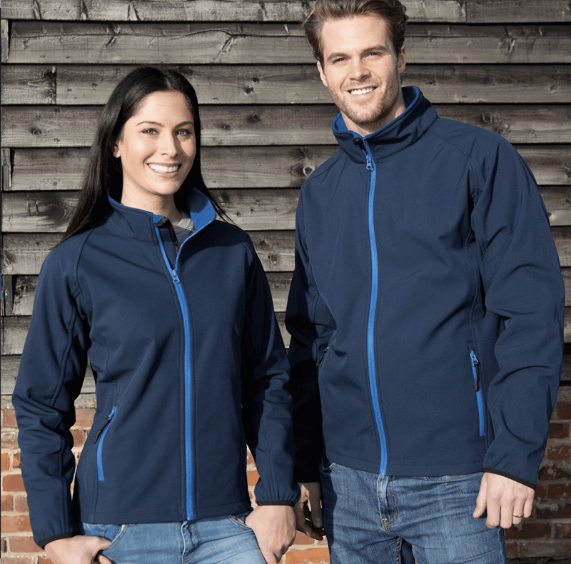 GIUBBINO SOFTSHELL scuro royal navy Giacca giacche giubbini giubbino ricamate ricamo logo stampate stampa personalizzate in softshell a due strati con interno in micropile, antivento e traspirante, zip intera con protezione per il mento, 2 tasche laterali con zip, polsini elasticizzati, offerta promozione