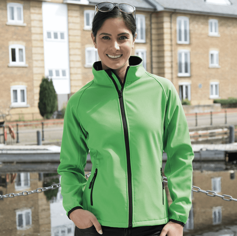 verde Giacca giacche giubbini giubbino ricamate ricamo logo stampate stampa personalizzate in softshell a due strati con interno in micropile, antivento e traspirante, zip intera con protezione per il mento, 2 tasche laterali con zip, polsini elasticizzati, offerta promozione