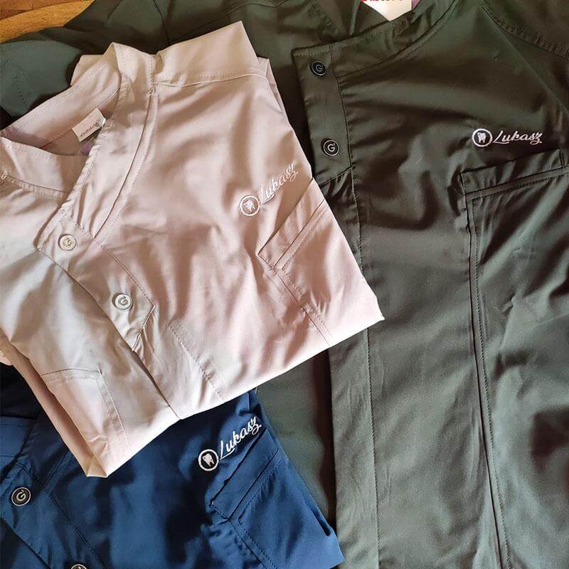 Vestire con stile e funzionalità nello studio dentistico: L'importanza dell'abbigliamento medico per i professionisti odontoiatri. La Casacca medicale perfetta 7 casacca harry alteregocustomshop