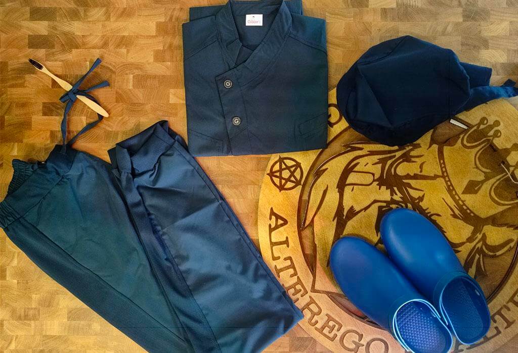 Vestire con stile e funzionalità nello studio dentistico: L'importanza dell'abbigliamento medico per i professionisti odontoiatri. La Casacca medicale perfetta 1 casacca pantalone abbigliamento medicale giblors